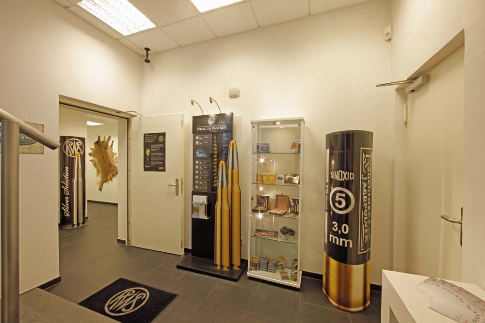 Eingangsbereich des HITPOINT Schießkinos mit Vitrine und Ausstellungsstücken